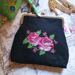 Vintage tikitud roosidega kott