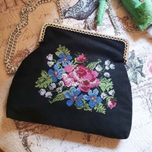 Vintage kotike tikitud ristpistes rooside, kannikeste&piibelehtedega.